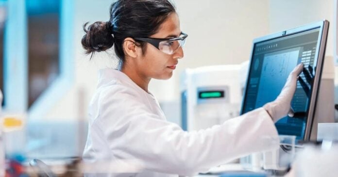 Scientist-working-in-the-lab-using-computer