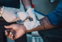 Smart wound patch uses light to control drug release automatically